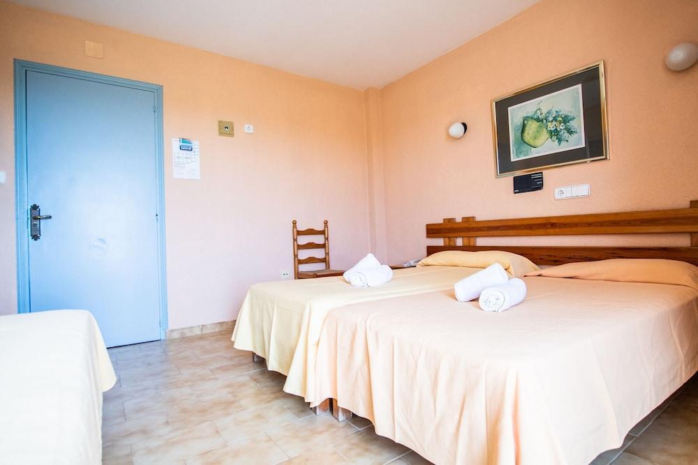 Hostal Santi Es Calo  Exteriör bild