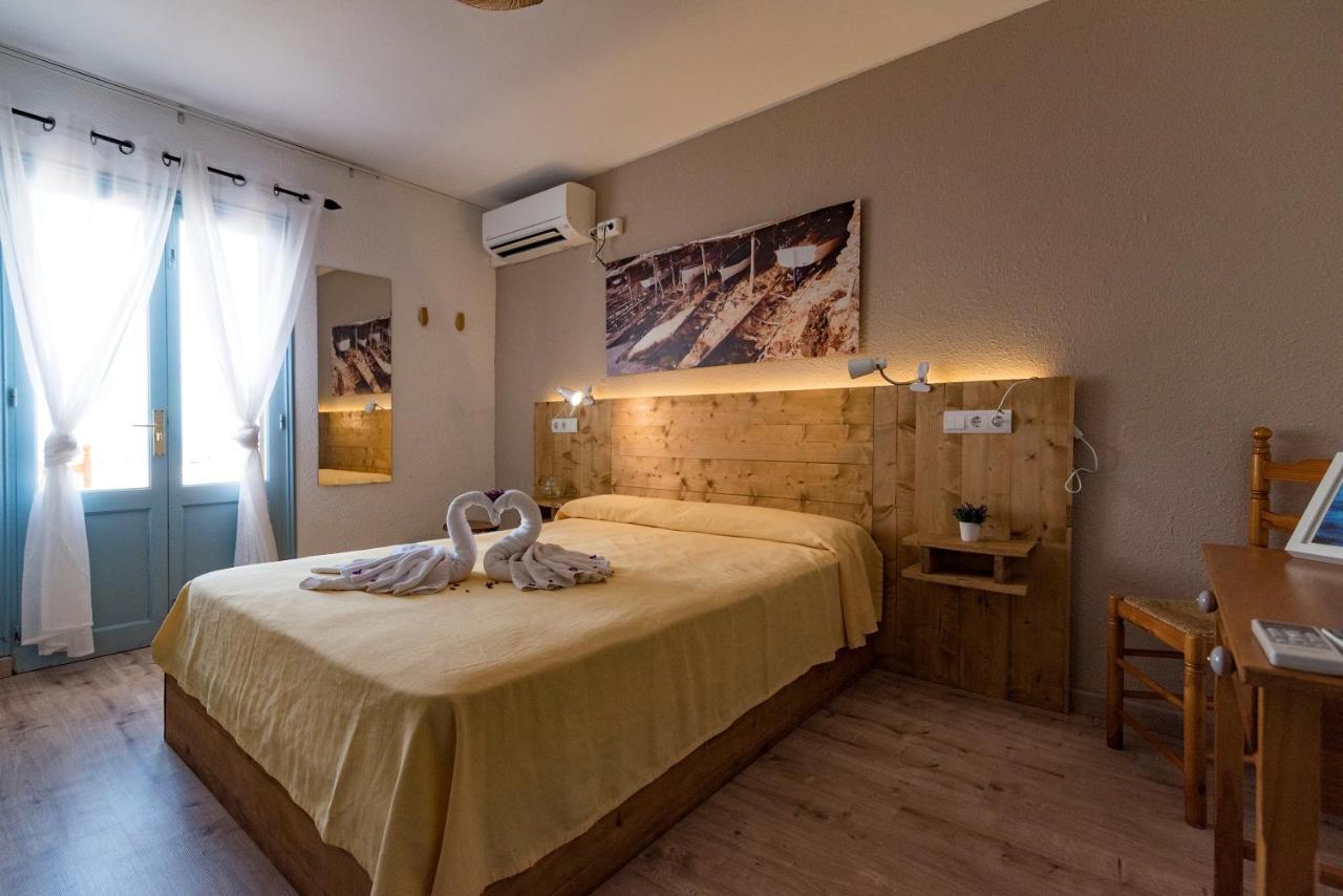 Hostal Santi Es Calo  Exteriör bild